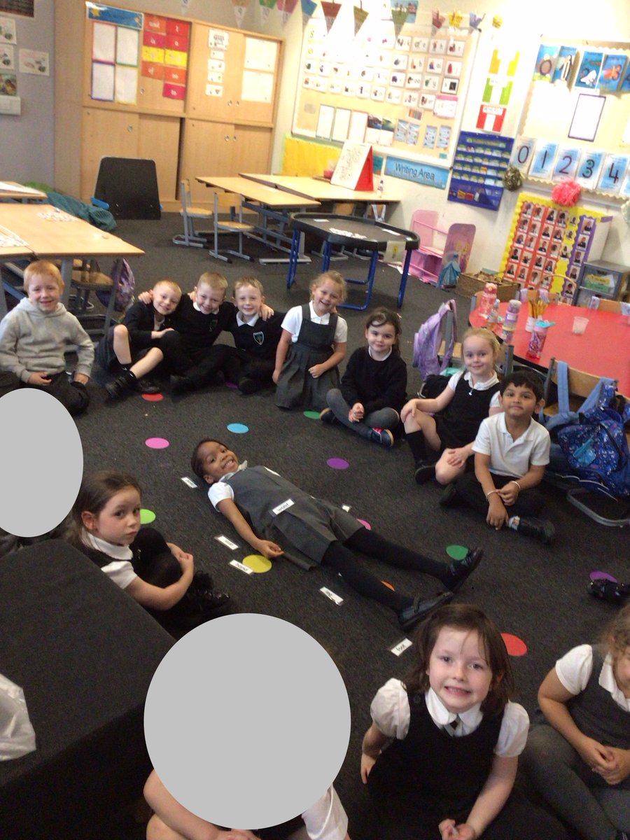 ashparkprimary's tweet image. P1 have been learning about the human body as part of the Glasgow Science Centre Learning Labs programme! Here, we labelled some body parts on our friend! We can&apos;t wait to learn more about &quot;Marvellous Me&quot;! #GSCLearningLab