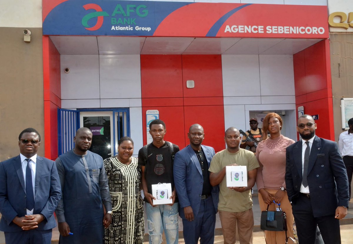 afgbankmali's tweet image. Ce matin, c'était au tour de notre agence de Sèbènicoro de célébrer la Semaine du service à la clientèle.
Nous vous y avons accueillis avec plaisir et enthousiasme!

Être avec vous à chaque instant, c'est vous le prouver de 1000 manières! 💚
#SemaineServiceClientèle 
#AFGBankMali