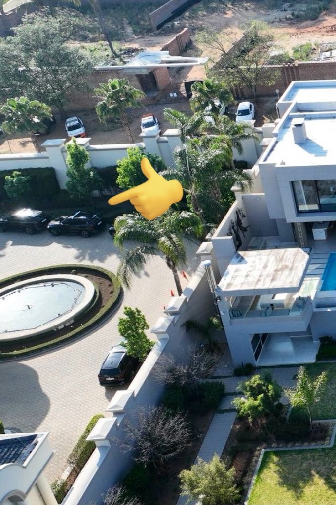 BREAKING NEWS: 
Cyril Ramaphosa's adviser Bejani Chauke is the next door neighbour of Hangwani Morgan Maumela.

Hangwani is Cyril's nephew, but Cryil said he does not know him.

PS: 4 minutes down the street to the left, is the house of notorious Katiso Molefe

Dots connecting?🤔
