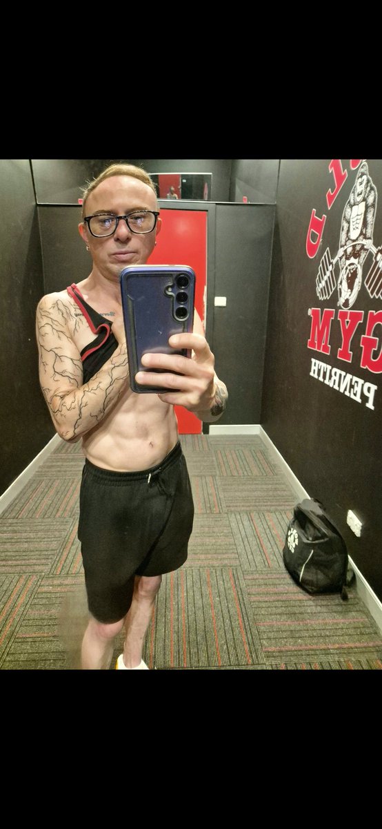 Im looking for a hung fit top to breed me doggy style