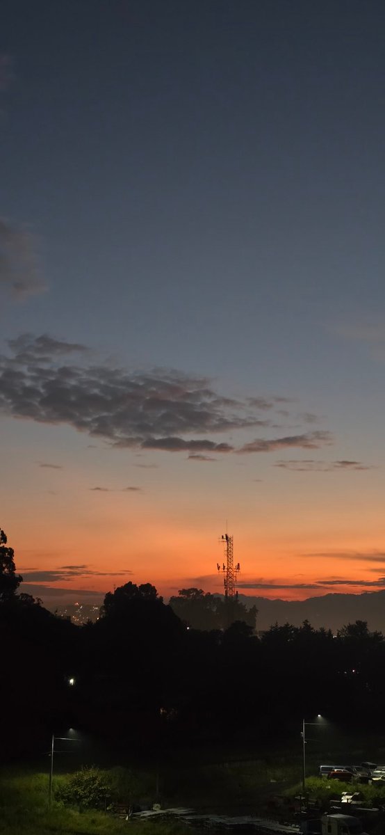 Beersy___'s tweet photo. Al ver este cielo tan bello y lleno de color, sentí que era su forma de decirme que sigue conmigo, que está ahí arriba enviándome un recordatorio de amor y fortaleza.

Te extraño, papito lindo.  🥹💖 https://t.co/q5sHRfb6sy