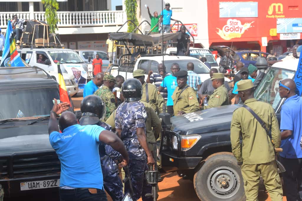 FDCOfficial1's tweet photo. FDC has again been blocked from accessing Masindi town, which was part of their official campaign program. @NandalaMafabi @PatrickAmuriat  #fixingtheeconomymoneyinourpockets https://t.co/12ugLyxRd1