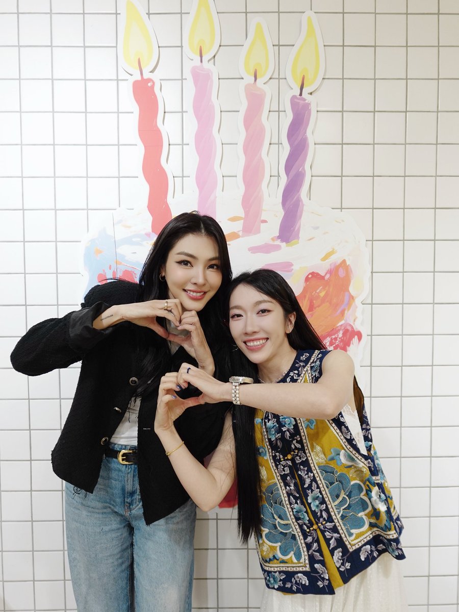 torfun10676401's tweet image. วันนี้งานมันอบอุ่นมากเลย ทุกคนช่วยกันร้องเพลงแฮปปี้เบิร์ธเดย์ บรรยากาศมันเต็มไปด้วยความสุขกับความรักจริง ๆ เป็นงานที่มีความหมายสุด ๆ ไม่คิดเลยว่าจะออกมาน่ารักขนาดนี้ แบบใจแลกใจก็เลยได้โมเมนต์โรแมนติกขนาดนี้อะ ซึ้งมากกก
#fayeperaya #fayemalisorn #mctorfun #พิธีกรภาษาจีน