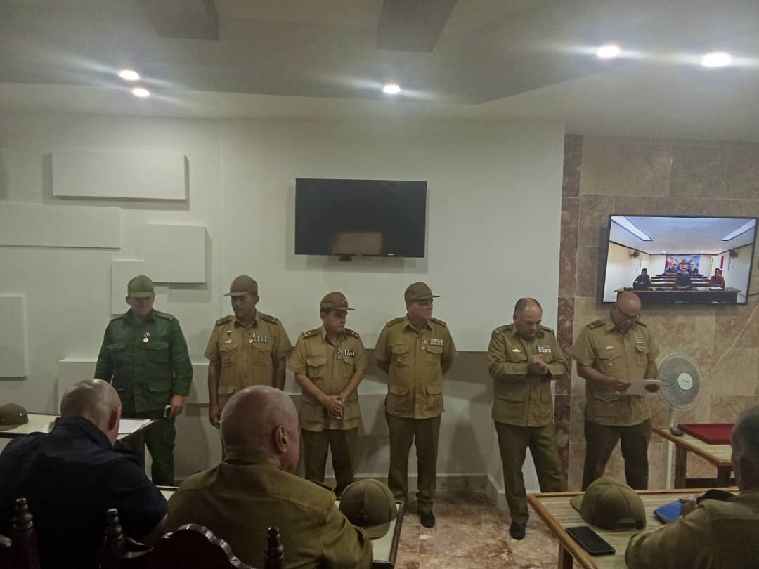 Región Militar Villa Clara (@rmvillaclara1) on Twitter photo El cumplimiento del deber en momentos difíciles. Por su consagración al trabajo y los resultados obtenidos se estimulan un grupo de oficiales de la Región Militar Villa Clara. Felicidades compañeros
#Cuba
<a href="/RMVillaClara1/">Región Militar Villa Clara</a>
<a href="/CentralEjercito/">Ejército Central Cuba</a>
<a href="/MinfarC/">Minfar_Cuba</a> El cumplimiento del deber en momentos difíciles. Por su consagración al trabajo y los resultados obtenidos se estimulan un grupo de oficiales de la Región Militar Villa Clara. Felicidades compañeros
#Cuba
<a href="/RMVillaClara1/">Región Militar Villa Clara</a>
<a href="/CentralEjercito/">Ejército Central Cuba</a>
<a href="/MinfarC/">Minfar_Cuba</a>