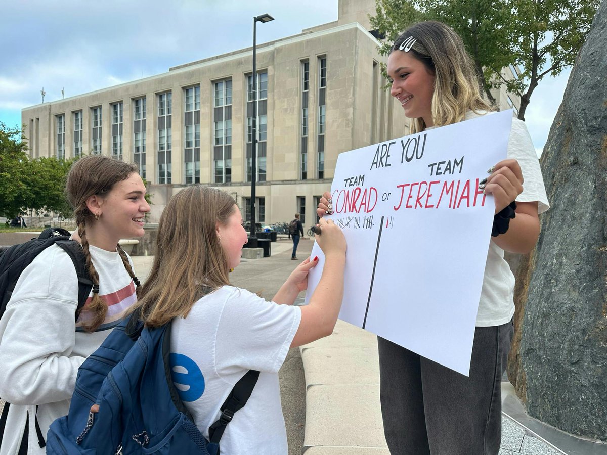 dailycardinal's tweet image. Conrad or Jeremiah? Campus &apos;The Summer I Turned Pretty&apos; fans weigh in. 

Story by Harper Sollish
Photo by Oliver Gerharz
dailycardinal.com/article/2025/1…