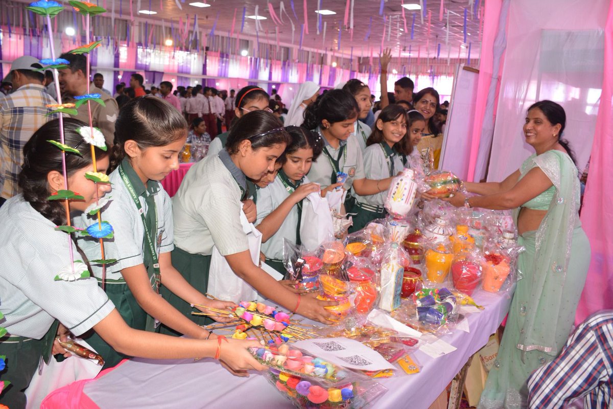 आज कलेक्ट्रेट लोकमंच पर आयोजित #सुगम्य #संकल्प प्रदर्शनी में होनहार दिव्यांग बच्चों ने अपने कौशल एवं प्रतिभा का प्रदर्शन किया।

निश्चित ही हमारे #बागपत के यह सभी विशेष बच्चे हमारा विश्वास और सम्मान पाकर जनपद का नाम #रोशन करेंगे।

सुगम भारत का सपना, दिव्यांग बच्चों संग होगा साकार!