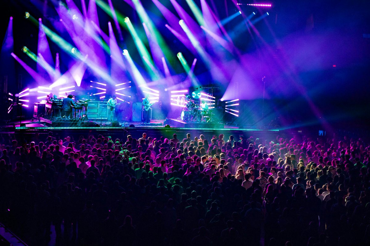 dailycardinal's tweet image. Indie bands Goose, Mt. Joy light up Kohl Center. 

Story by Jacob Szczap
Photo by Maggie Spinney
dailycardinal.com/article/2025/1…