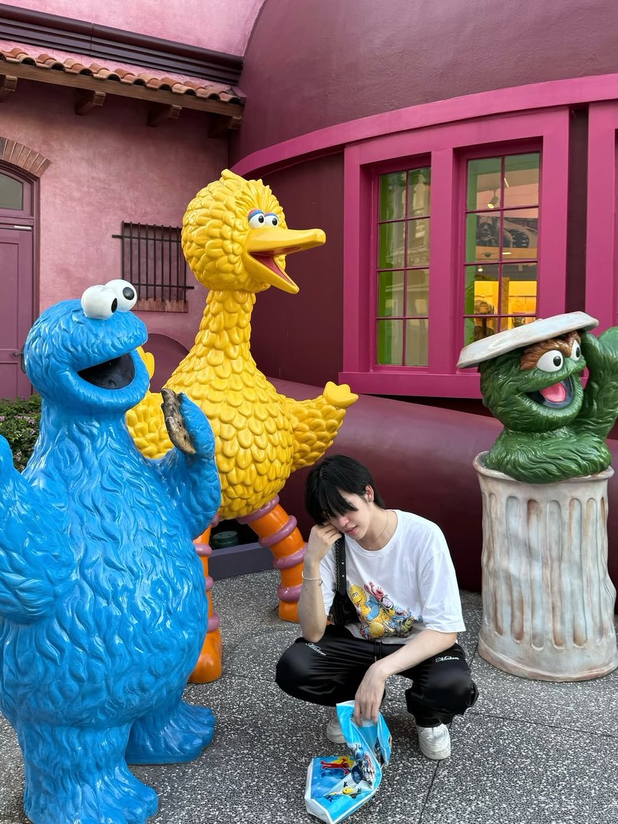 kiimpst's tweet image. 𝖤𝗅𝗆𝗈 𝖺𝗇𝖽 𝖥𝗋𝗂𝖾𝗇𝖽, ไร้ดาวหลัก 555.