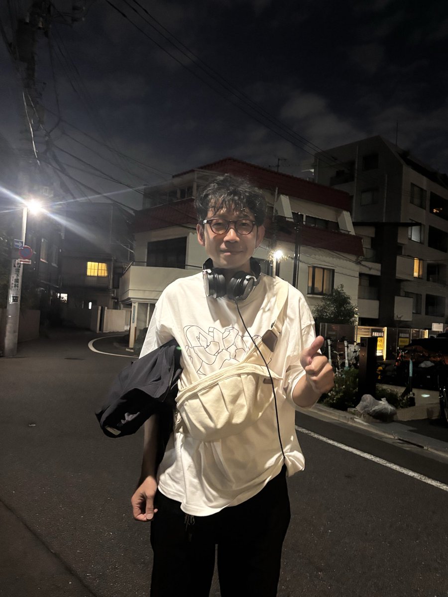 TaguchiRyo's tweet photo. 今日、ギャラリーへ向かって歩いていたら、向こうから展示を見終わったノーナリーヴス小松さんが歩いてきて、しかもTシャツ買ってくれて着てた🥹めちゃくちゃ嬉しかった✨ https://t.co/5ENuzBclQ7