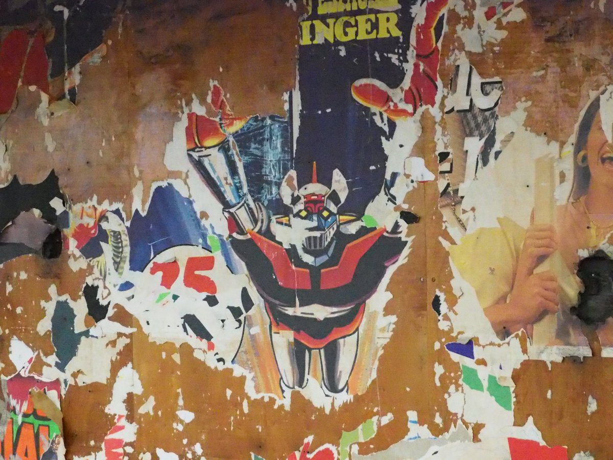 Gràcies al treballador de TMB que, fent manteniment a l’estació de Universitat, ha tret a la llum un autèntic heroi del centenari del metro: Mazinger Z! 🚇🤖No cal reservar visita. Aneu a Universitat L1. TMB… ni el toqueu, que us vigila! 👀