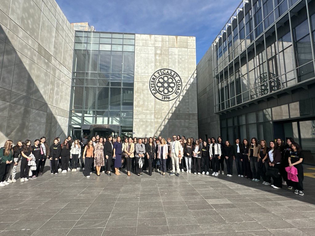 💡 Dünya Kız Çocukları Günü’nde Geleceğin Kadın Teknoloji Liderleriyle Buluştuk!

Odamız ev sahipliğinde, Kadın Girişimciler Kurulumuz tarafından Dünya Kız Çocukları Günü dolayısıyla Doğa Koleji Kız Lisesi öğrencilerine yönelik “Yapay Zekâ Hackathonu” etkinliği düzenlendi.