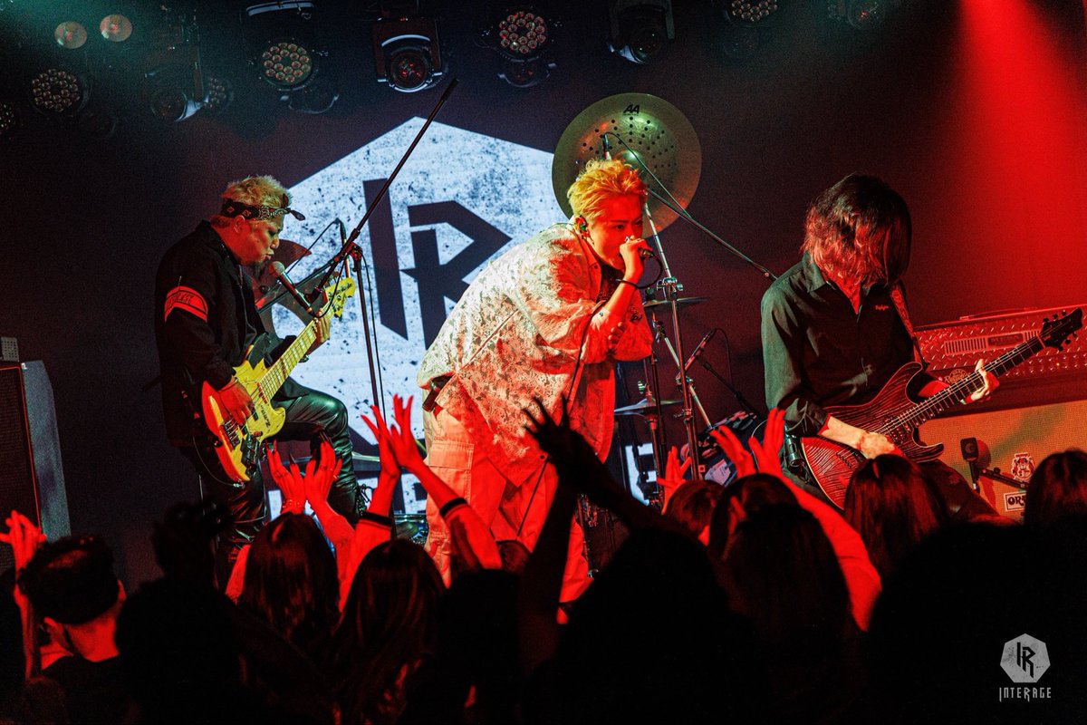 INTERAGEラスト対バンありがとうございました！

主催ばりに3ステージなんてやっちゃったけど無事、響乱爆々＠kyoubaku_ 
盛り上げられたんじゃなかろうか？
呼んでくれたみうちゃんありがと！
時間なくてあまり伝えられなかったけどめげずにインテを誘い続けて、作ってくれて感謝🙏