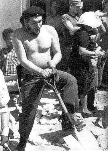 ddurgun68's tweet photo. Ernesto Che Guevara'nın 9 Ekim 1967 tarihinde Bolivya'da, CIA destekli operasyonda yaralı yakalanıp, kurşuna dizildiği La Higuera'da şimdi bir CHE anıtı yükseliyor. Che, geçmişin kişiliğini gömmüş, yeni insanı yaratmıştır. Entelektüel, devrimci, kişiliğinden ve inancından taviz vermeyen, konfor alanlarının tuzağına düşmeyen, her platformu devrim için kullanan, BM'de yaptığı konuşma ile bütün devletlerin suratına tokat atan, yeri geldiğinde bürokratik sosyalizmi yerden yere vuran, tatil günlerinde Küba halkı için hamallık yapan, şiirler yazan yeni bir insandı. Bunun için Cezayir'den,  Fransa'ya, Kürdistan'dan Vietnam'a, Meksika'dan İspanya'ya yani dünyanın her yerine ilham verdi. Ölümsüzleşmek tabirinin belki de hayat bulmuş haliydi. Bir tıp hekimi olarak, apolitik bir kişiyken, arkadaşı Alberto Granado ile motosikletle  yaptığı Latin Amerika gezisinde gördüklerinden derinden etkiledi. Gezi sonrası, artık ben eski Ernesto değilim, olamam dedi. Küba'da devrim sonrası bakan oldu. Kim olsa o konfora hapsolup kalırdı. O 'dünyanın diğer halklarının benim mütevazi katkılarıma ihtiyacı var' deyip, bütün ünvanları çöpe atıp, Afrika'ya oradan Latin Amerika'ya Bolivya'ya gitti. Bir avuç insanla mücadeleye başladı. Hain her yerde vardır. Daha önce CHE'ye yardım sözü veren Bolivya Komünist Partisi Başkanı Mario Monje'nin ihanetine uğradı. Söz verilen insan ve malzeme yardımı yapılmadı. Küba'dan beraber geldiği bir düzine yoldaşı ve onlara katılan 20-30 kişilik Bolivyalı devrimci ile CIA ve Bolivya ordusuna karşı son kurşunlarına kadar savaştılar. Che'nin dirisini öldürdüler ama ölüsüne güçleri yetmedi. Hasta Siempre ( Sonsuza dek)...