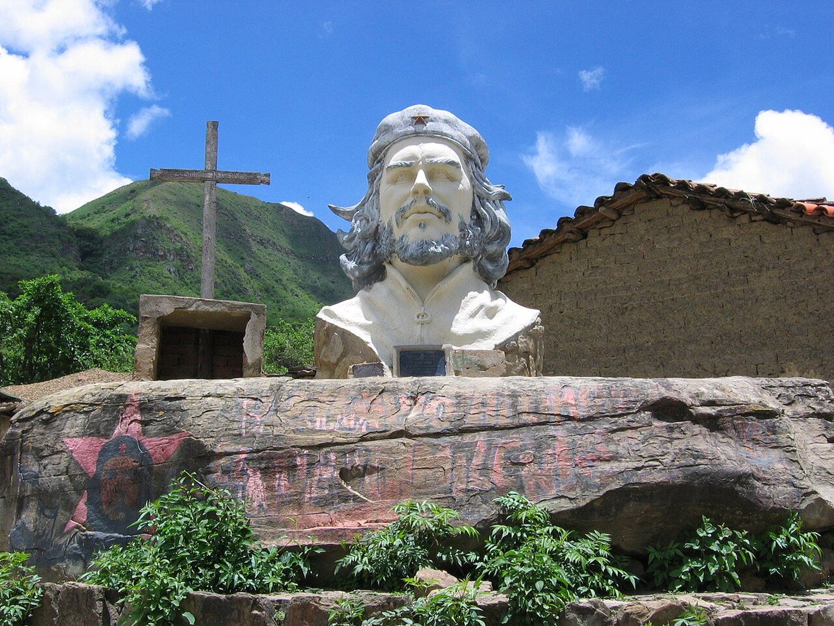 ddurgun68's tweet photo. Ernesto Che Guevara'nın 9 Ekim 1967 tarihinde Bolivya'da, CIA destekli operasyonda yaralı yakalanıp, kurşuna dizildiği La Higuera'da şimdi bir CHE anıtı yükseliyor. Che, geçmişin kişiliğini gömmüş, yeni insanı yaratmıştır. Entelektüel, devrimci, kişiliğinden ve inancından taviz vermeyen, konfor alanlarının tuzağına düşmeyen, her platformu devrim için kullanan, BM'de yaptığı konuşma ile bütün devletlerin suratına tokat atan, yeri geldiğinde bürokratik sosyalizmi yerden yere vuran, tatil günlerinde Küba halkı için hamallık yapan, şiirler yazan yeni bir insandı. Bunun için Cezayir'den,  Fransa'ya, Kürdistan'dan Vietnam'a, Meksika'dan İspanya'ya yani dünyanın her yerine ilham verdi. Ölümsüzleşmek tabirinin belki de hayat bulmuş haliydi. Bir tıp hekimi olarak, apolitik bir kişiyken, arkadaşı Alberto Granado ile motosikletle  yaptığı Latin Amerika gezisinde gördüklerinden derinden etkiledi. Gezi sonrası, artık ben eski Ernesto değilim, olamam dedi. Küba'da devrim sonrası bakan oldu. Kim olsa o konfora hapsolup kalırdı. O 'dünyanın diğer halklarının benim mütevazi katkılarıma ihtiyacı var' deyip, bütün ünvanları çöpe atıp, Afrika'ya oradan Latin Amerika'ya Bolivya'ya gitti. Bir avuç insanla mücadeleye başladı. Hain her yerde vardır. Daha önce CHE'ye yardım sözü veren Bolivya Komünist Partisi Başkanı Mario Monje'nin ihanetine uğradı. Söz verilen insan ve malzeme yardımı yapılmadı. Küba'dan beraber geldiği bir düzine yoldaşı ve onlara katılan 20-30 kişilik Bolivyalı devrimci ile CIA ve Bolivya ordusuna karşı son kurşunlarına kadar savaştılar. Che'nin dirisini öldürdüler ama ölüsüne güçleri yetmedi. Hasta Siempre ( Sonsuza dek)...