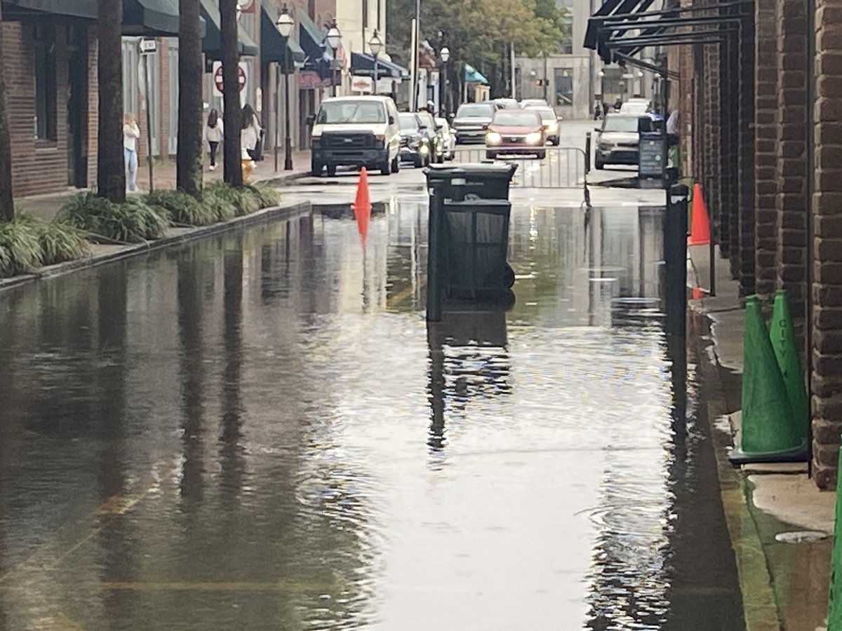 The area around the #Charleston City Market seeing some flooding. #chswx #chsnews #chs <a href="/ABCNews4/">ABC News 4</a>