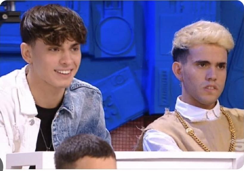 io che guardo                        le anticipazioni
la masterclass                      che escono nello
nel daytime                          stesso istante
                                            e leggo alessio
                                            in sfida
#amici25