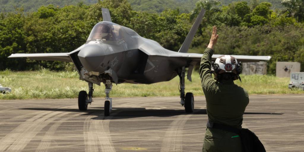 MARFORSOUTH's tweet image. On Oct. 3, Marines with VMFA-225, MARFORSOUTH, execute F-35B Lightning II flight operations at José Aponte de la Torre Airport, Puerto Rico. #USMC #MARFORSOUTH #F35B #PuertoRico #Marines