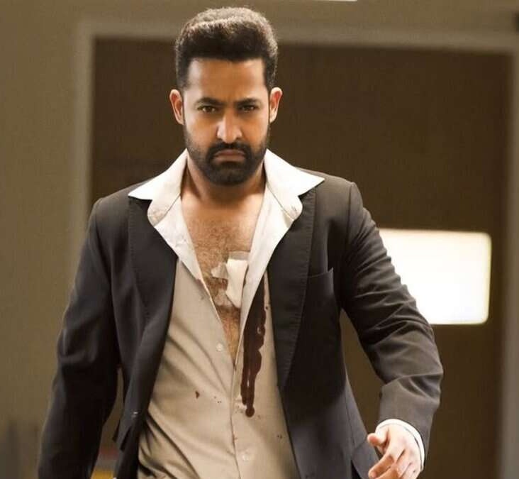 Encouraging tweet for #JrNTR. 
Not bcoz he did a Bollywood film or speaks Hindi well but bcoz he’s absolutely breathtaking🔥

His voice, expressions and acting are simply mind blowing. From fat to fit, he’s worked incredibly hard.
Truly the best actor in South cinema right now👑