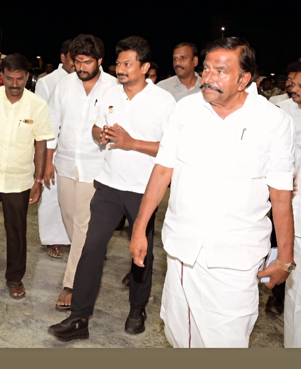 LalgudiSurya's tweet photo. திருச்சி மற்றும் திண்டுக்களில் கழக நிகழ்வுகள் அனைத்தையும் முடித்துவிட்டு, கழக இளைஞரணி செயலாளர் அவர்கள் சென்னைக்கு விமானம் மூலம் திரும்பியபொழுது எங்கள் அமைச்சர் அவர்களுடன் விமான நிலையத்தில் வழிய��ுப்பி வைத்தோம் #UdhayanidhiStalin #DyCMUdhay #KNNehru #knneru #AnbilMaheshPoyyamozhi https://t.co/yaAZECRhk2