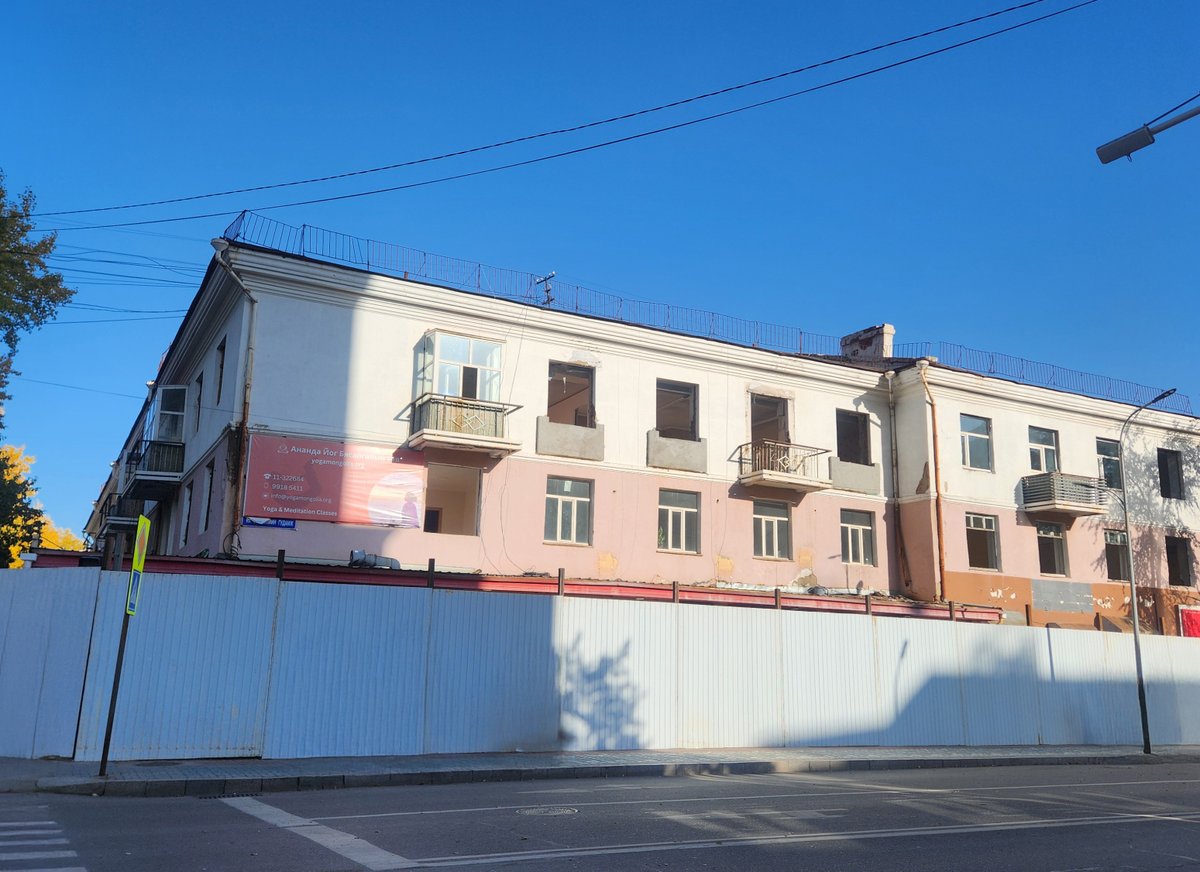 Хотын identity "Бага Тойрогт" шилэн ширэнгэ айсуй...
Тэнд амьдардаг хүмүүсийг "залхаах төлөвлөгөөд ажил" 2-3 жилээр амжилттай үргэлжилж байгаа.
Уул нь: Арт гудам, алхдаг гудам, хүүхдийн өргөн чөлөө, craft... гэхмэт СОЁЛ эдийн засгийн орон зай болгон бодлогоор хөгжүүлсэн ч бол...