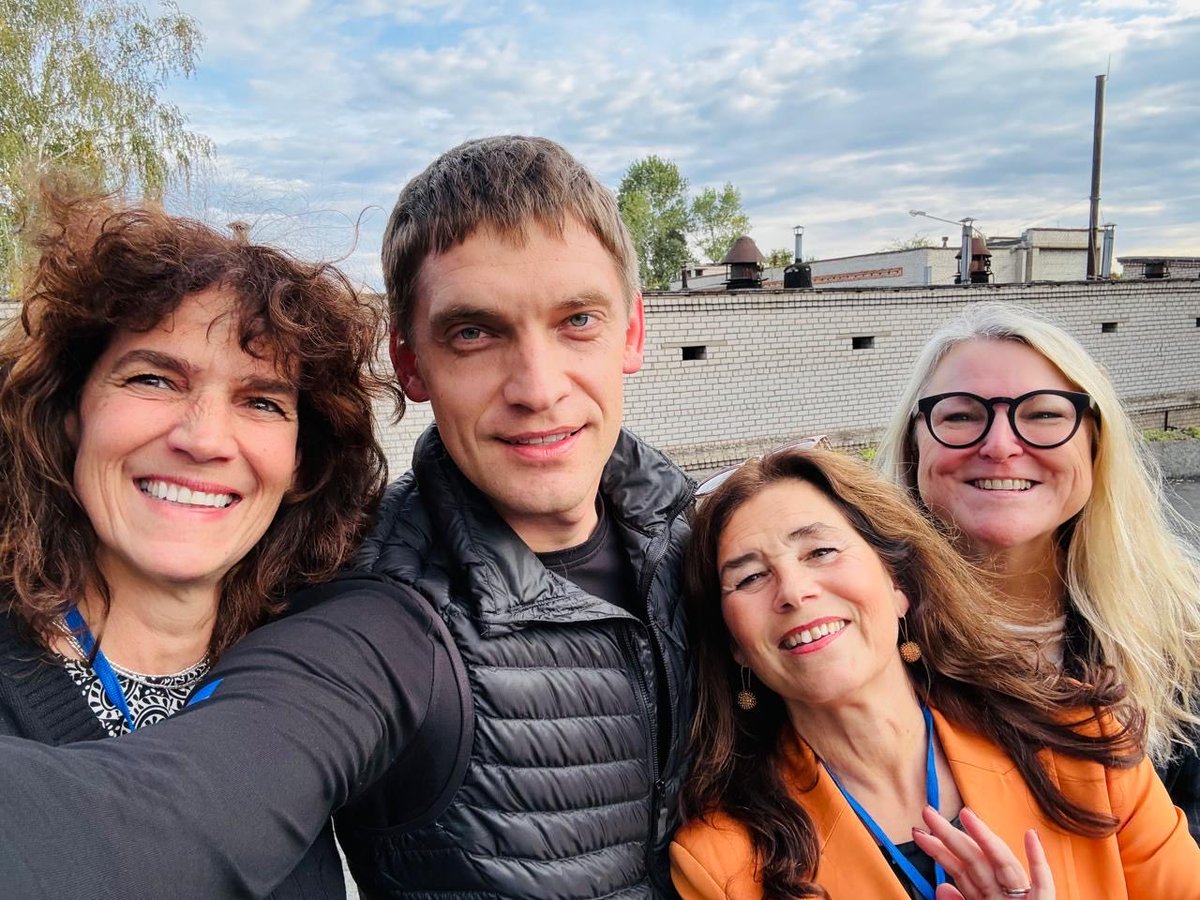 Thank you <a href="/IvanFedorovUA/">Ivan Fedorov</a> for showing us what resilience means 💪🏻! Great day in Zaporizhzhia ❤️ from Team Sweden 🇸🇪🇺🇦🤝💙💛