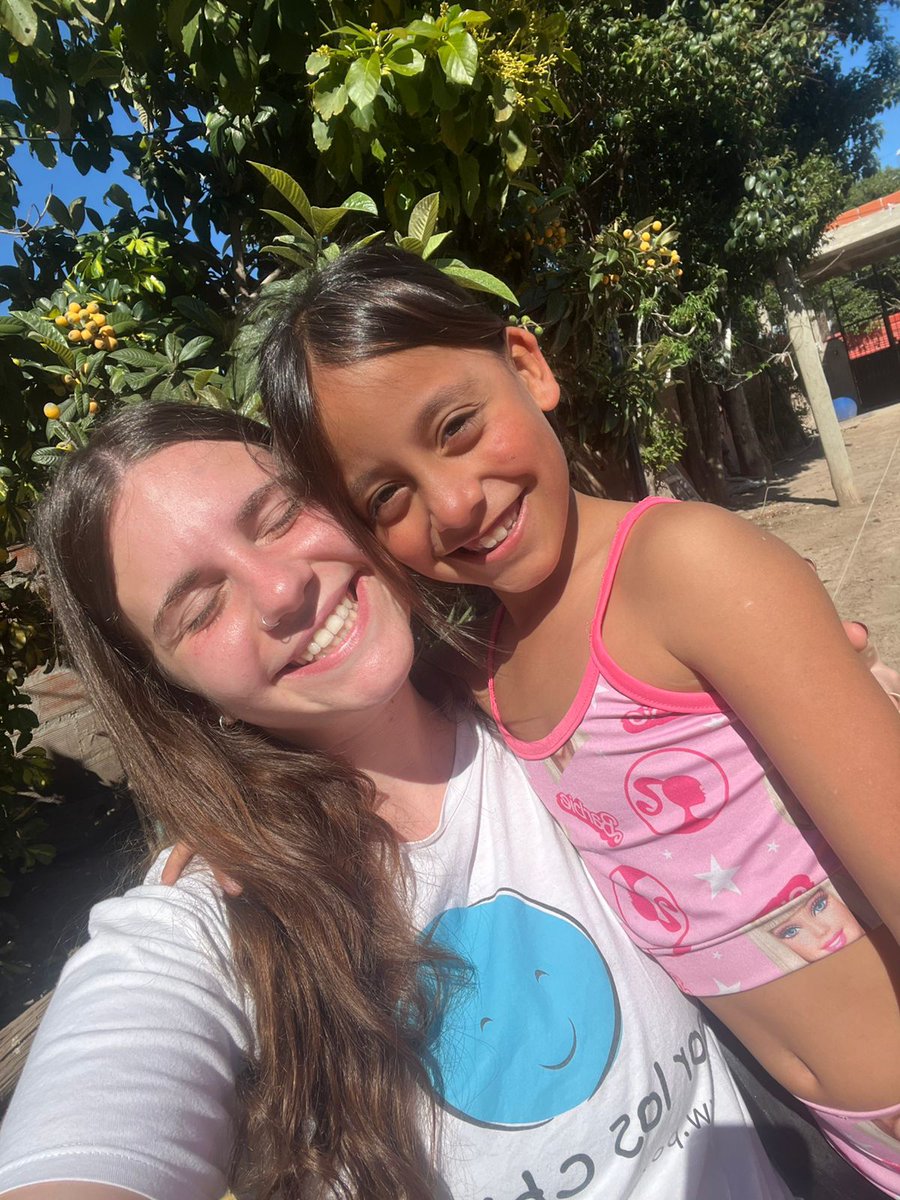 Este sábado nos reunimos para crear algo muy especial: nuestro propio “Libro de la Alegría” 📖✨.
Entre risas, charlas y muchas ideas, fuimos descubriendo que las emociones también pueden contarse, dibujarse y compartirse.🌈