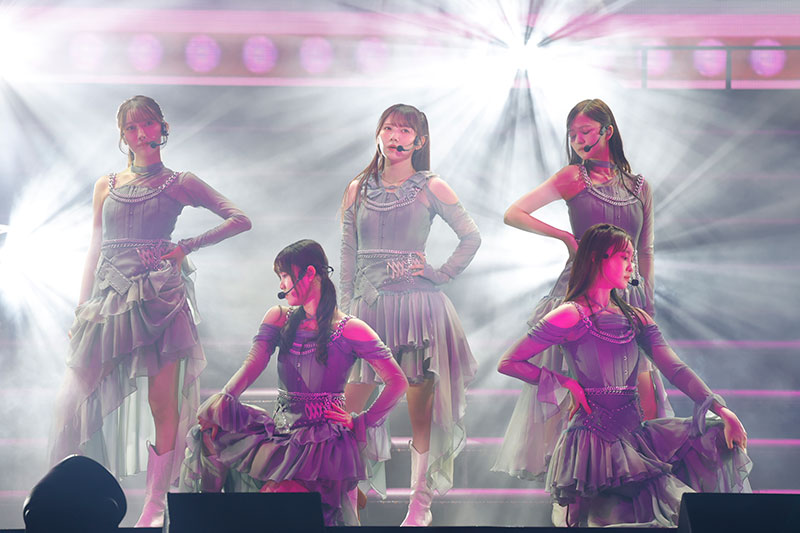 BUBKA_WEB's tweet image. 乃木坂46
🌟林瑠奈さんを筆頭に一人ずつメンバーが登場。最後に金川紗耶さんが姿を現し「今日は限界突破するぞ！いっぱい声出してね」を合図にステージ後方の幕が開きライブは「Under&apos;s Love」で幕開け。
撮影＝鈴木健太(KENTA Inc.)
#乃木坂46 #乃木坂39thSGアンダーライブ #乃木坂BUNTAI盛り上げTAI