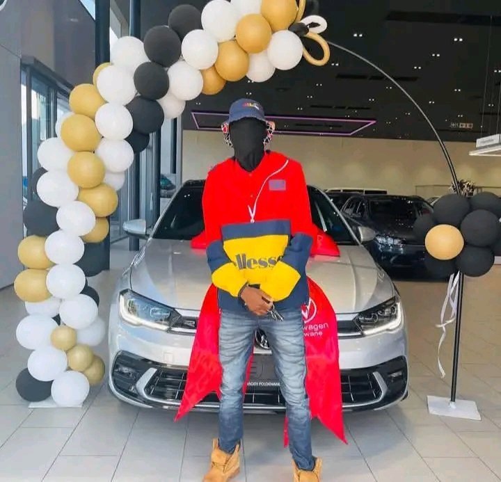 Apparently, this guy refused to take off his balaclava after buying a brand new Polo 
 he’s scared of w!tchcraft from his village🤣