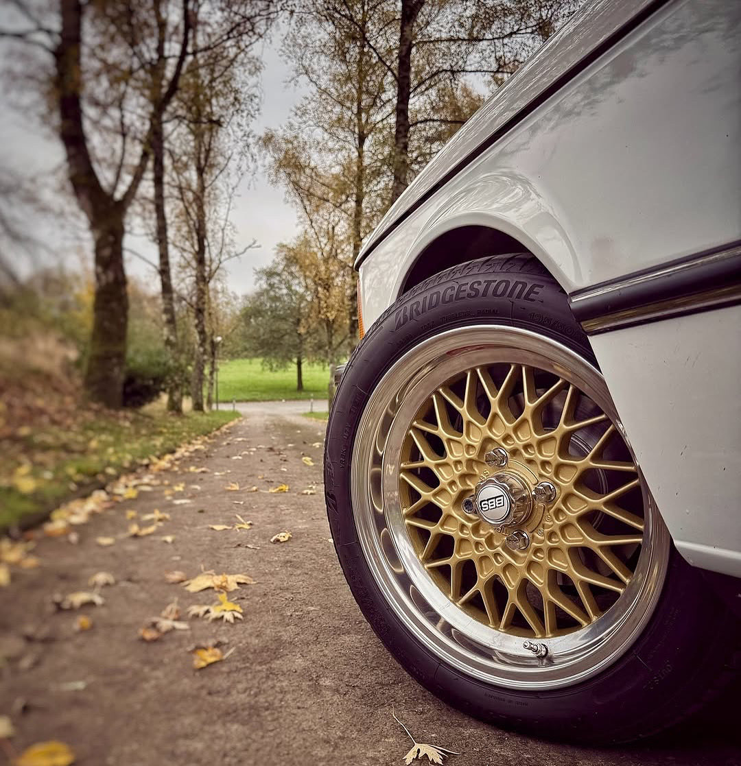 A beautifully stanced E21 on BBS, fitted with Powerflex bushes. Perfection, in other words.

💜💛🔧🛞

Via @projektsharknose ♥️🍁