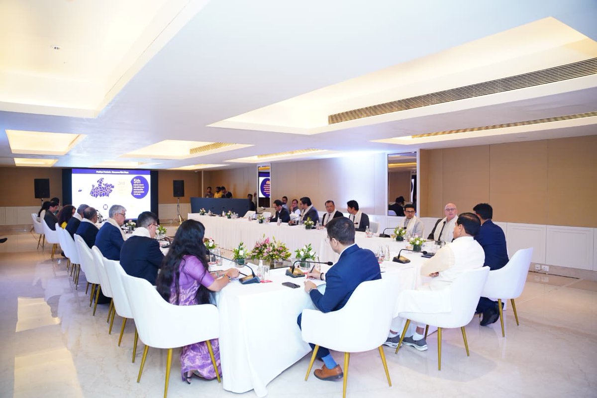 मुख्यमंत्री डॉ. मोहन यादव ने मुंबई में आयोजित “Interactive Session on Investment Opportunities in Madhya Pradesh” में उद्योग जगत के अग्रणी प्रतिनिधियों के साथ राउंडटेबल और वन-टू-वन चर्चा की।

इस अवसर पर मुख्यमंत्री जी ने मध्यप्रदेश में उपलब्ध निवेश संभावनाओं, सुदृढ़ औद्योगिक