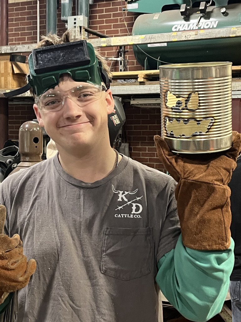 SmithvilleSD's tweet photo. Mr. Viebrockโs Ag Construction students got into the fall spirit this week! On Wednesday, they spent class time grinding, cutting, filing, and painting their own jack-oโ-lantern luminaries.๐
#ssdpride https://t.co/eK3YXvtv1Q