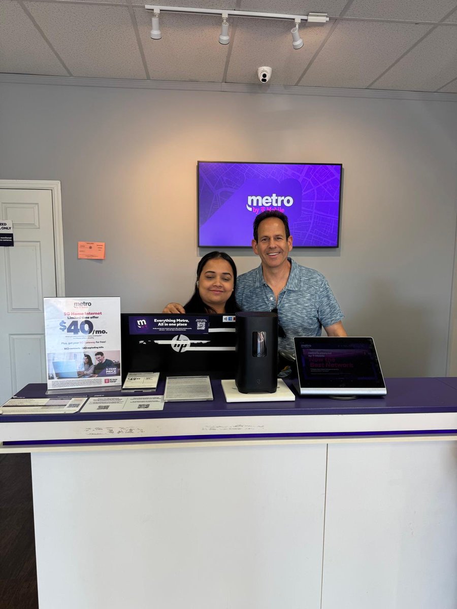 PCGPrepaidBiz's tweet image. Smiles all around. #metrobytmobile 
💜💜