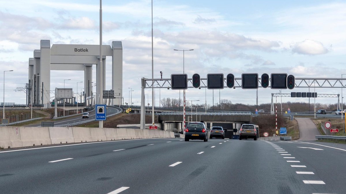 Van zaterdag 11 oktober 20.00 tot zondag 12 oktober 11.00 uur is de #Botlektunnel (A15) dicht in beide richtingen. Ook is de #A15 richting #Maasvlakte tot afrit Spijkenisse (16) dicht. Afrit #Spijkenisse (16) blijft      bereikbaar via de Botlekbrug. rijkswaterstaat.nl/wegen/projecte…