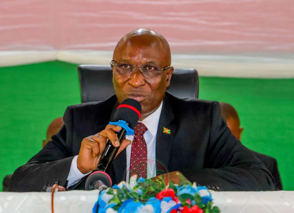 RTNBurundi's tweet image. #Mugina : Appel à l’unité et à la collaboration pour le bien-être des citoyens

Ce jeudi 09 octobre 2025, le Président du @Burundi_senat, Gervais Ndirakobuca, accompagné de la Sénatrice  @LeocadieNdacay2 élue dans  @Bujaprov2025, a animé une séance d’échanges avec les membres du