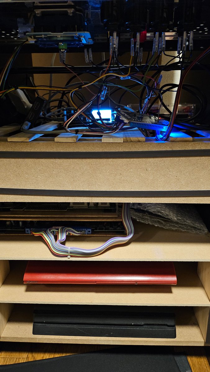 ChannelWood02's tweet image. Arcade1up、割とやれるところまでやった感。
やっぱり液晶周りは気に食わないけど(下手くそ)縦画面横画面の入れ替えは2分くらいでできるし、機種の変更も割と楽。
前面パネルも開けられるようにした。レバーにも簡単にアクセス可能。
基盤も動かせるようにしたのでとりあえず本当に終わり。