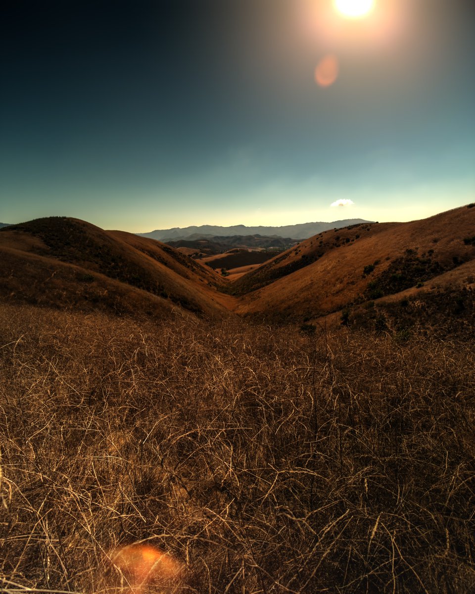 Enjoying the cooler vibes in SoCal, we ventured out to explore Cheeseboro &amp; Palo Comado Canyon. 🌿🏞️ The mountains are looking pretty dry right now, so our trek through the savannah-like plants was crispy underfoot.

#HikingAdventures #NatureLovers #socalhiker #shotoniphone