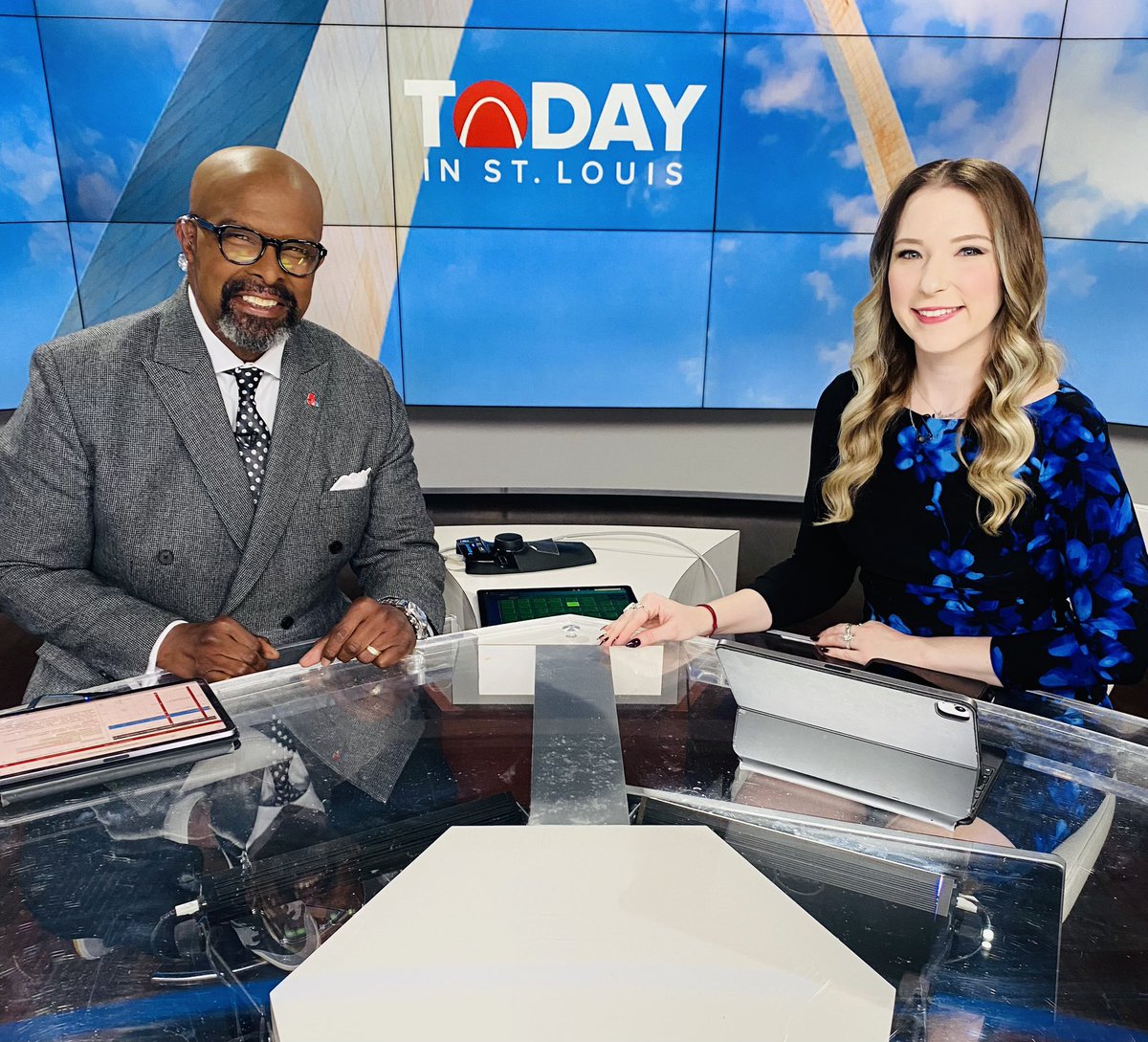 reneknottsports's tweet image. A rare morning for me on @ksdknews #TISL. Evening anchor @LcBarczewski is on desk with us. I usually only see her in passing if I’m working late in the newsroom. It’s great having her here. She’s a fantastic journalist.