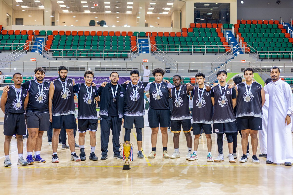 SC_FOE_KAU's tweet image. 🏆🏀| حققت كلية الهندسة المركز الثاني في بطولة الجامعة لكرة السلة بين الكليات بعد مباراة قوية في نهائي البطولة قدم فيها طلابنا أداءً ملحميا مشرفا لم يكتب له التوفيق
شكرا لابطال الهندسة وانجاز رياضي اخر يسجل للكلية وامتداد لانجازات فريق كرة السلة المستمرة لاربعة اعوام متواصلة👏🏻