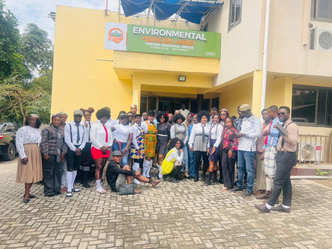 epa_koforidua's tweet image. EPA Eastern Regional Staff showing up in our fun and creative old-school outfits to mark Day 4 of the Client Service Week! 
A perfect blend of nostalgia, teamwork, and style! 💚
#EPAEasternRegion
#ClientServiceWeek
#OldSchoolVibes