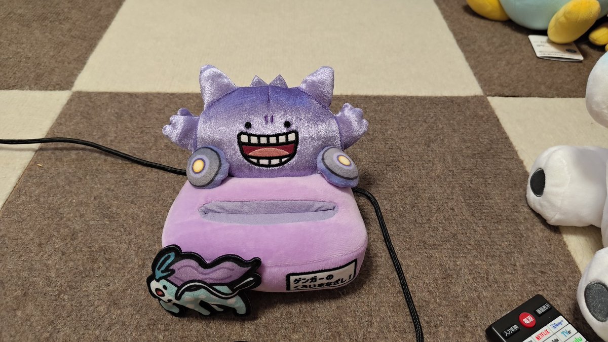 ポケセンの逃げるグッズゲンガーとスイクン買っちゃったぜ。金銀でお世話になったくろいまなざし懐かしい。クリスタル版だったけど、あの時初めて色違いスイクンにお目見えした記憶。あの頃は良かった（老害