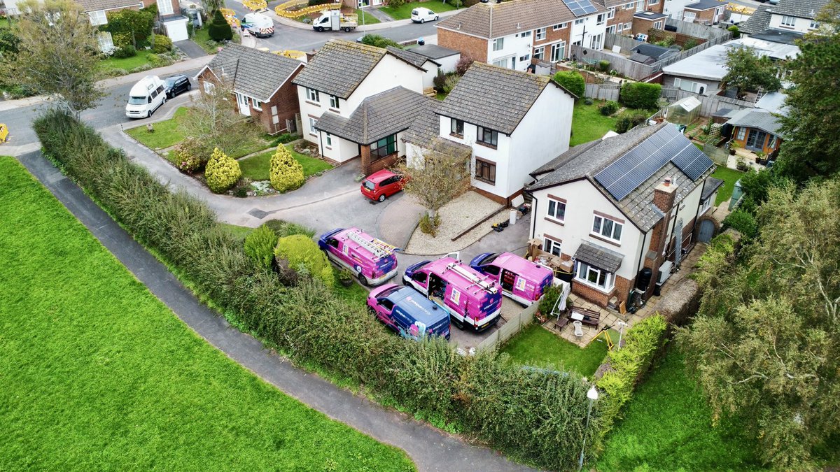 Day 4 of #HeatPump install…. What can we call a collective of <a href="/OctopusEnergy/">Octopus Energy</a> EV Vans 🤔 the ‘Tentacle Heat Fleet’