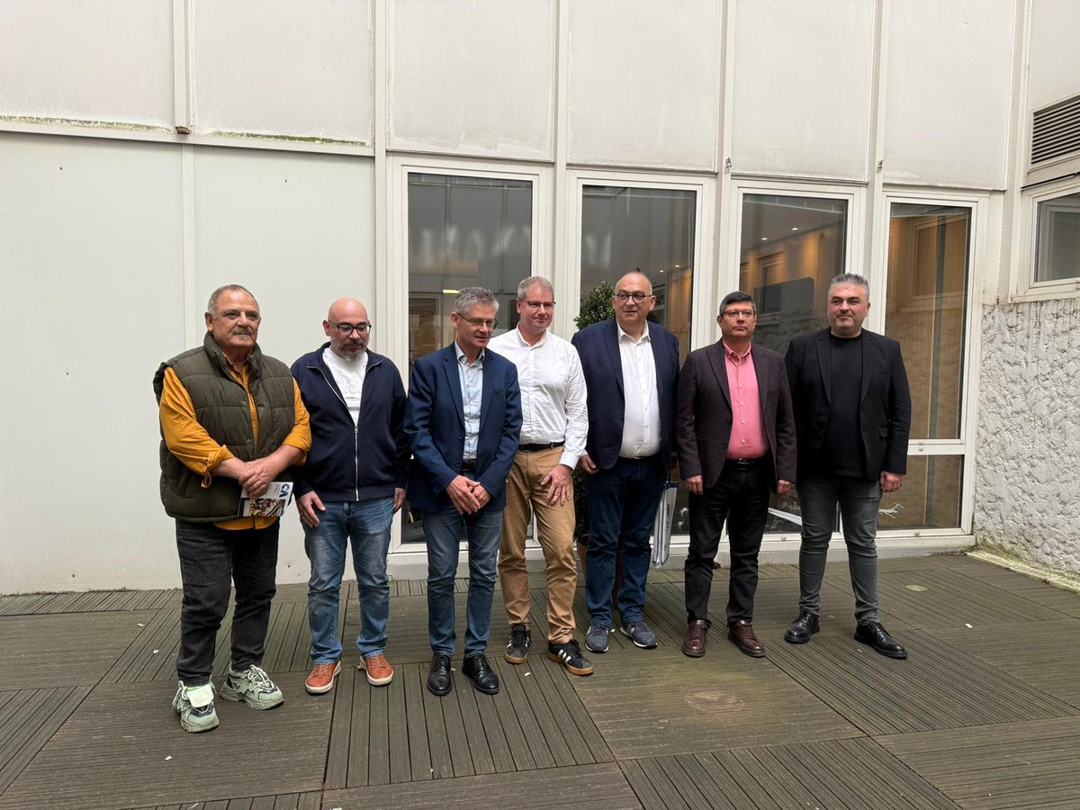 AltundagUysal's tweet photo. Fransa’da metal işkolunda faaliyet gösteren sendikalar ile temaslarımda bugün son ziyaretimi CFE-CGC Metallurgie genel merkezi’ne gerçekleştirdim. 
Otomotiv ana sanayi, havacılık-uzay, savunma sanayi, nükleer enerji, demir-çelik üretimi gibi sektörlerde faaliyet gösteren bir sendika olan CFE-CGC’nin Ulusal Sekreteri Cyrille Vincent bizlere sendikasının faaliyetleri ve 2024 başında yürürlüğe giren yeni metalurji toplu iş sözleşmesinin Fransa çalışma hayatına etkilerini anlattı.
Renault ve bu gruba ait işletmelerde de örgütlü olan CFE-CGC Metallurgie yetkilileri bizlere, şirketteki sendikal faaliyetleri hakkında da kapsamlı bilgiler verdi. AB Otomotiv imalat sektöründeki ihtiyaçlar ve çözüm önerileri konusunda yaptığımız toplantıda bizlere Ulusal Delege Thierry PREFOL ile Renault Grup Dünya Komitesi üyeleri Alexandre Deidda ve Laurent Mauduit katıldılar. 
Sendikalar arası işbirliğimiz ve misafirperverlikleri dolayısı ile Fransız dostlarımıza teşekkür ediyorum.