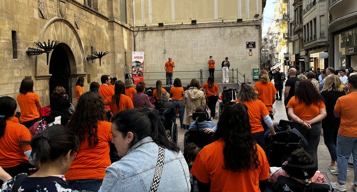 paerialleida's tweet photo. 🧡 #Lleida celebra el Dia Mundial de la Paràlisi Cerebral, un dia per visibilitzar, reivindicar i actuar.
Flashmob de DISSANTES 2025 a la pl. Paeria.

@associacioaremi ha llegit el manifest per defensar els drets d’aquest col·lectiu i reclamar suport institucional.
Lema: #JaToca https://t.co/pYUFinaeNS