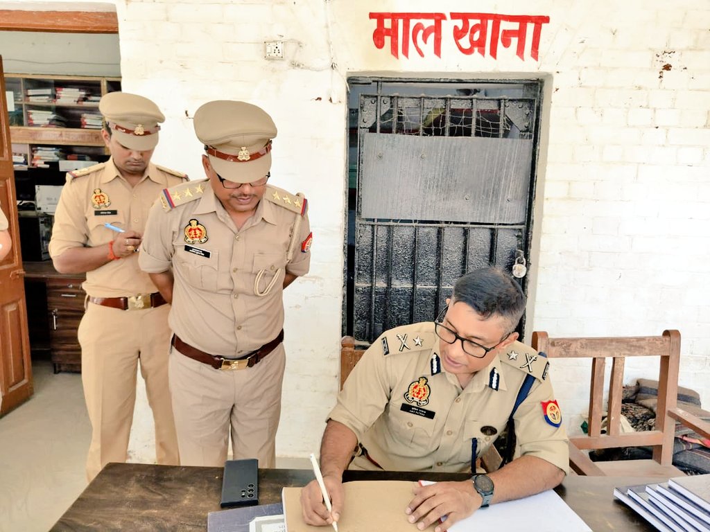DIGDevipatan's tweet photo. थाना धानेपुर जनपद गोण्डा का भ्रमण कर आगंतुक रजिस्टर, अपराध रजिस्टर, एंटीरोमियो रजिस्टर आदि को चेक किया गया तथा महिला संबंधी शिकायतों के निस्तारण व मिशन शक्ति अभियान के सफल क्रियान्वयन के संबंध में आवश्यक दिशा निर्देश दिए गए।
#MissionShakti5
#MissionShaktiUPP 
#MissionShakti https://t.co/v5YNsXhYdR