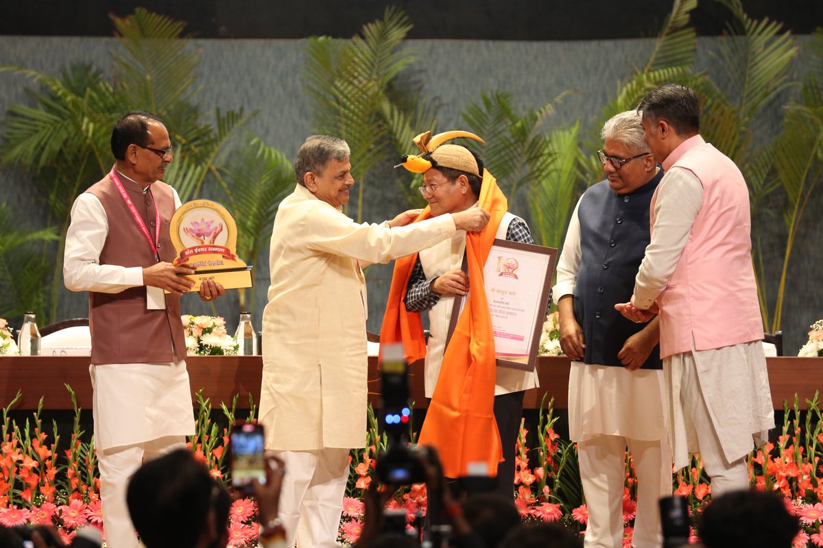 dpcct_info's tweet photo. Proud to share, Shri Katung Wahge, Chairman DPCCT, rcvd Sant Eshwer Samman on 5 Oct 2025 in New Delhi, for his tireless work for indigenous culture &amp; languages.
Honored by Ma. Dattatreya  ji, Hon’ble Mins. @ChouhanShivraj &amp; @byadavbjp.
Thank you #SantEshwerSamman @SantEshwerOrg ! https://t.co/co9gSTO16a