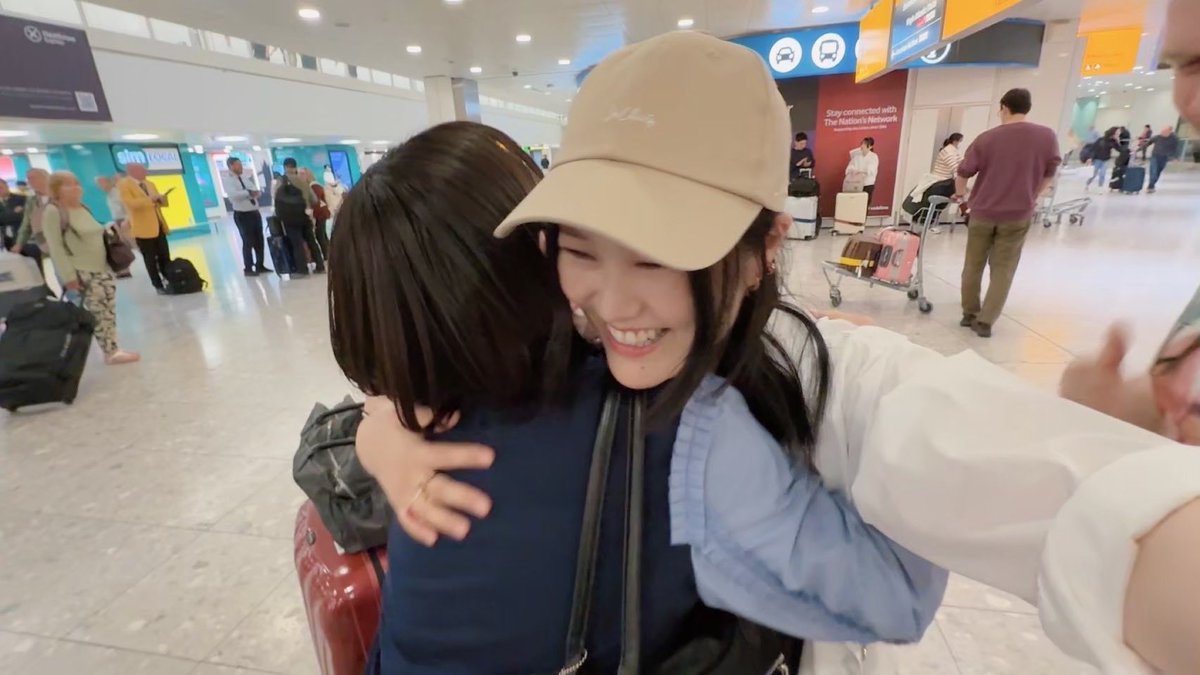 adny_0526's tweet photo. 今しか出来ない体験を、今しか見れない景色を…！！と、
思い切ってイギリスに長期滞在🇬🇧💞

姉ちあきのYouTubeで、笑いいっぱいの日常が大公開されています😂
ぜひぜひお楽しみください🤲🍪

日本からのお土産⇩
https://t.co/uwsoDwtI2P

双子ﾍﾞｲﾋﾞｰｽﾞとお散歩⇩
https://t.co/5M8dWgXKuf https://t.co/mgsHO97NHZ