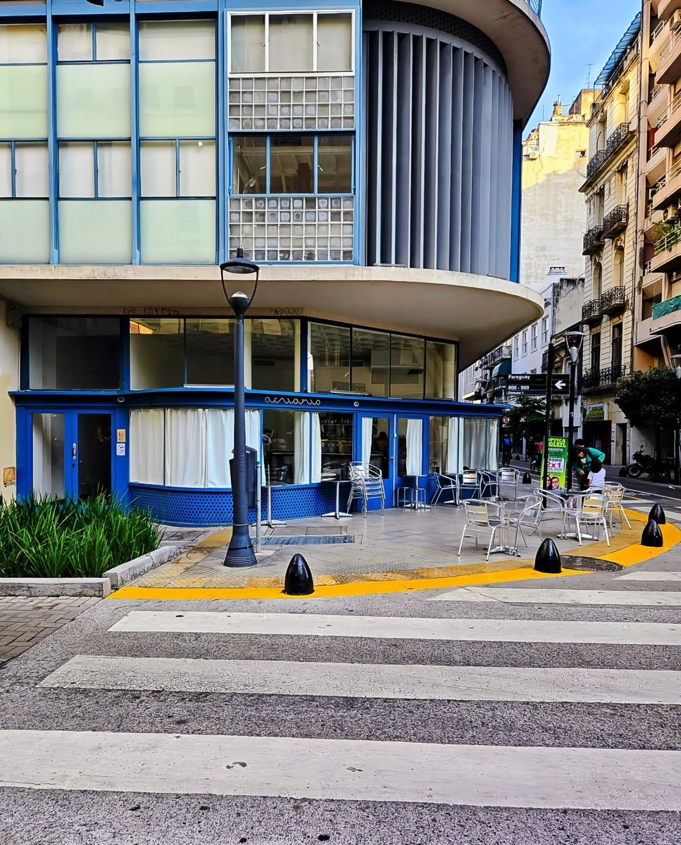 Hoy el recorrido nos lleva al Barrio de Retiro, particularmente a la traza de la calle Paraguay desde la calle Talcahuano hasta la calle Reconquista.
.
En la fotografía 1 partimos desde la Plaza Libertad hacia el Este [ Bajo Porteño ] y al cruzar la Avenida 9 de Julio, en la