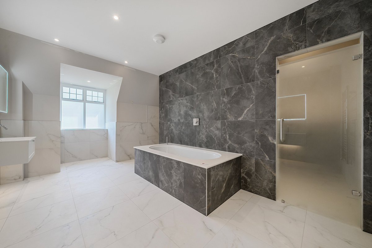 Gilbert_Homes's tweet image. Step inside Ashborne House ✨🏡
Every detail of these recently completed luxury apartments has been carefully designed in conjunction with our client.
Message us if you are looking to looking for an experienced developer to deliver your project.
#BespokeHomes #DesignAndBuild