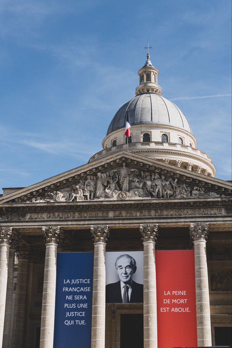 Che schifo. A poche ore dal suo solenne ingresso al Pantheon è stata profanata la tomba di Robert Badinter, il ministro che abolì la pena di morte in Francia.