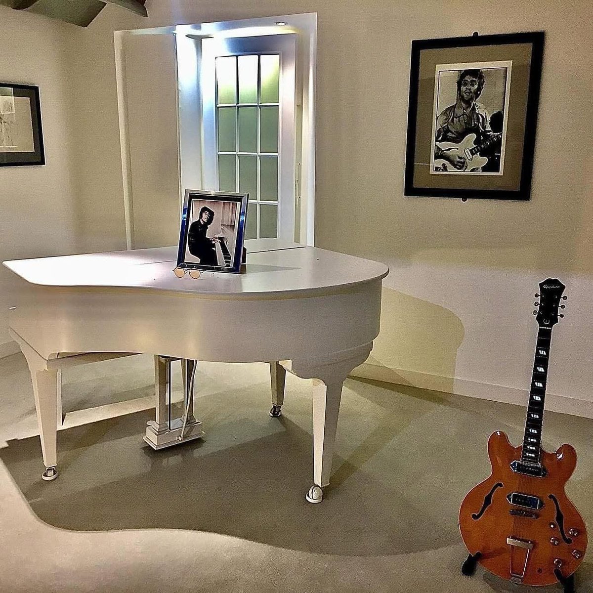 Vik Uppal (@vikuppal) on Twitter photo John Lennon.♥️
⚪️Part II : The White Piano.
🕊️ 9th October 1940 - 8th December 1980.
📍The Beatles Story Museum, Liverpool
📸 29th May 2017.
The iconic white Steinway piano featured in the music video of Imagine (October 1971).
<a href="/johnlennon/">John Lennon</a> #Lennon #johnlennon <a href="/beatlesstory/">The Beatles Story</a> John Lennon.♥️
⚪️Part II : The White Piano.
🕊️ 9th October 1940 - 8th December 1980.
📍The Beatles Story Museum, Liverpool
📸 29th May 2017.
The iconic white Steinway piano featured in the music video of Imagine (October 1971).
<a href="/johnlennon/">John Lennon</a> #Lennon #johnlennon <a href="/beatlesstory/">The Beatles Story</a>